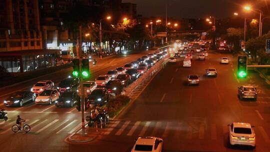 城市夜晚路口车流