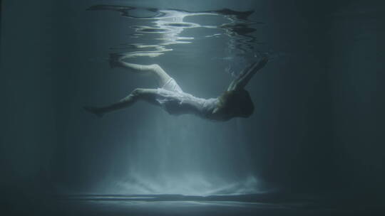 女人沉入水底抽象