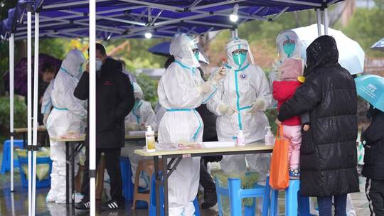 杭州加油滨江区全民冒雨新冠防疫核酸检测