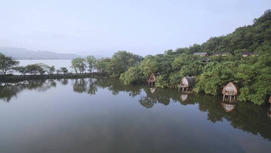 航拍杭州富阳芳草地开元度假村临水船屋客房