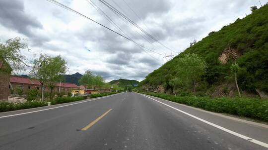 开车视角 白天 行驶在公路上