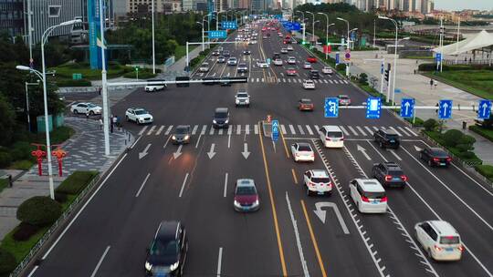 城市交通-城市道路上车水马龙