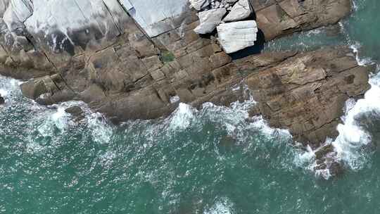 大海俯拍海水拍打礁石特写浪花岩石潮水波浪