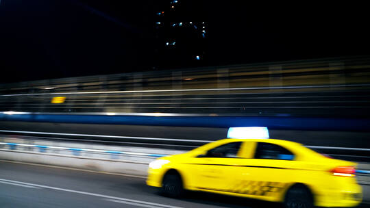 夜晚汽车行驶速度感道路开车驾驶车窗外风景