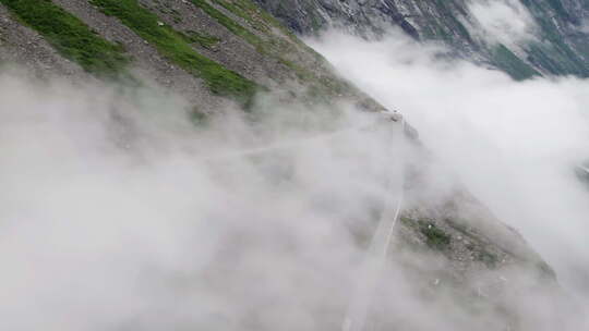 空中拍摄环绕着挪威巨魔号云层覆盖的发夹弯