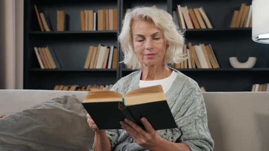 高级微笑女人读书退休女书虫藏书爱好者享受
