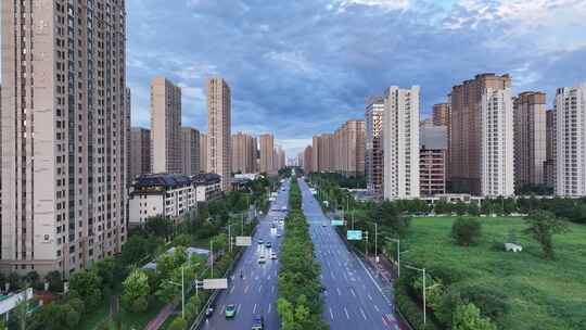 西安雨后丈八北路城市高楼间的宽阔道路