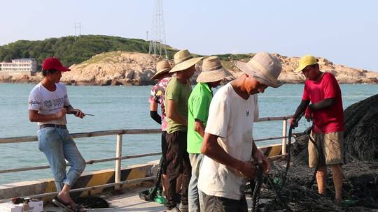 渔民在整理修补渔网