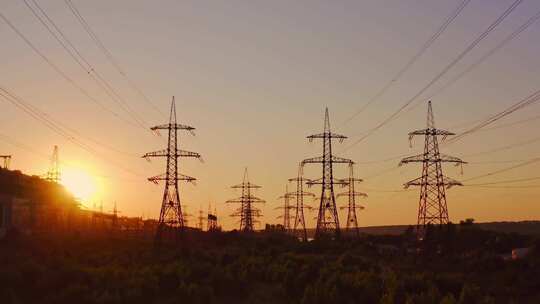 日落背景下、高压电、国家电网、高压电塔