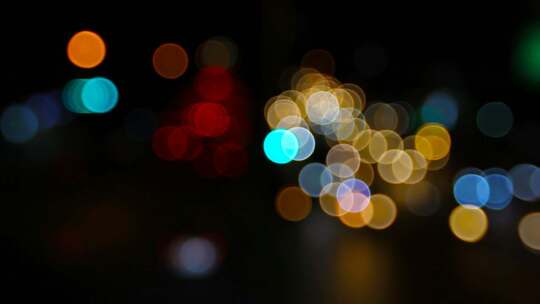 夜晚虚化的街道灯光