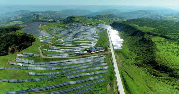 航拍建在山上的光伏板、光伏场区、光伏发电