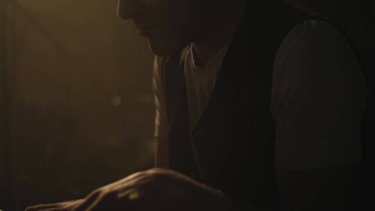 一个男人在练习钢琴曲