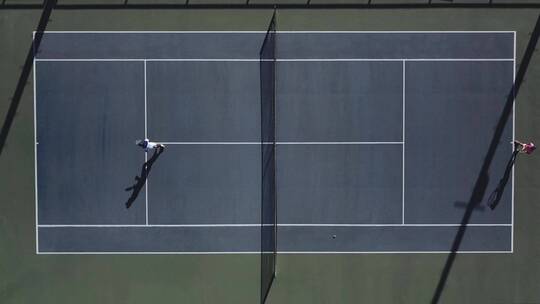 两个人在打网球_俯瞰
