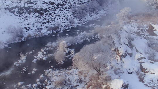 冰雪溪流