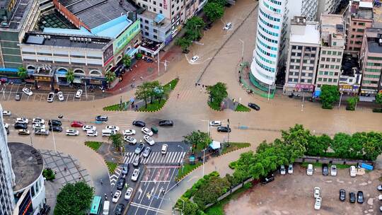 俯瞰城市街景道路被水淹没的景象