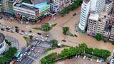 俯瞰城市街景道路被水淹没的景象高清在线视频素材下载