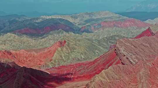 色彩艳丽的山峰