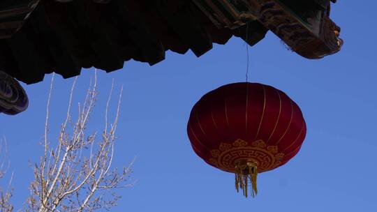 摇摆的红灯笼和中国古典建筑