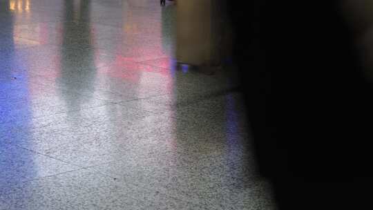 火车站行人脚步匆忙人流慢门光影人群城市