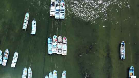 航拍水上停泊的渔船视频素材模板下载
