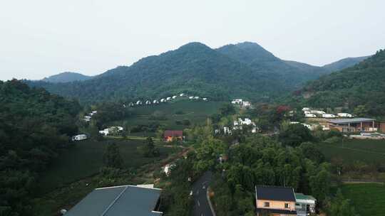 航拍中国山川风光-山区小镇房车露营地