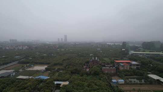 阴雨天的城郊农园航拍