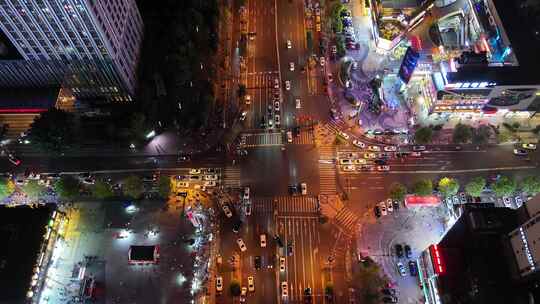 城市十字交叉路口夜景交通车辆行人航拍内江