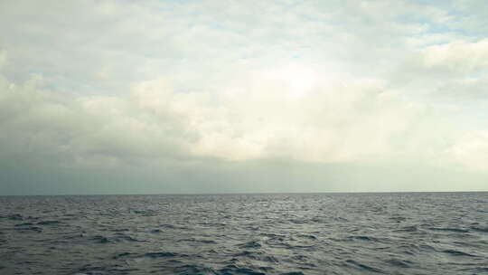 海洋中的波浪慢动作美丽的镜头从一艘船海浪