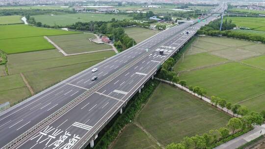 航拍田野上的高速公路