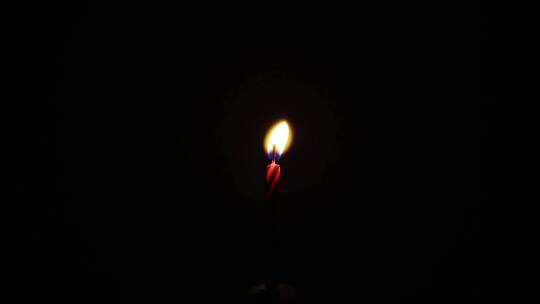 蜡烛在黑暗中燃烧