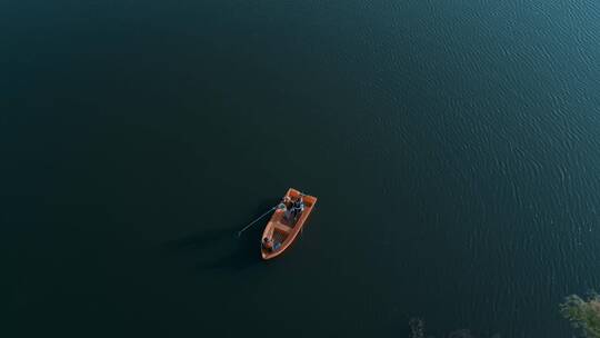 蓝色湖面上小船