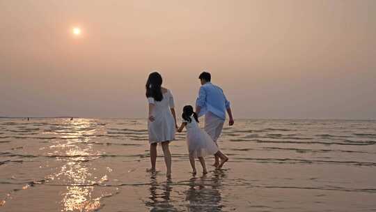 一家人海边看日落 一家人海边散步 海边奔跑