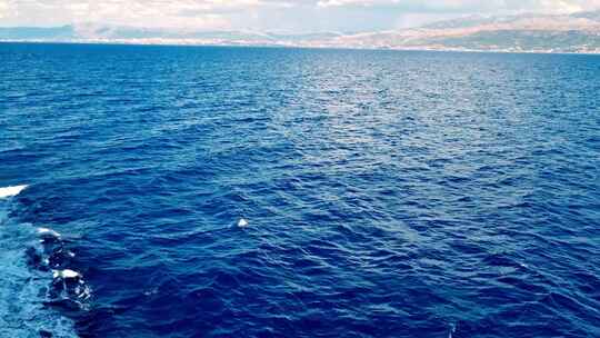 从布拉奇岛到斯普利特的渡船上的壮丽景色，水中泡沫，克罗地亚