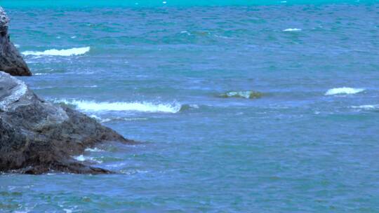 海浪拍打岩石 海水浪花