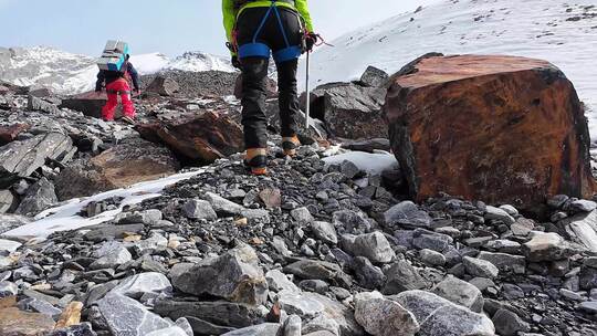 攀登岷山山脉主峰雪宝顶雪山的登山队