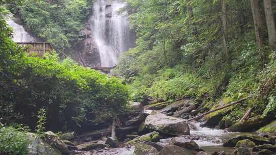 洛基河上流淌的水