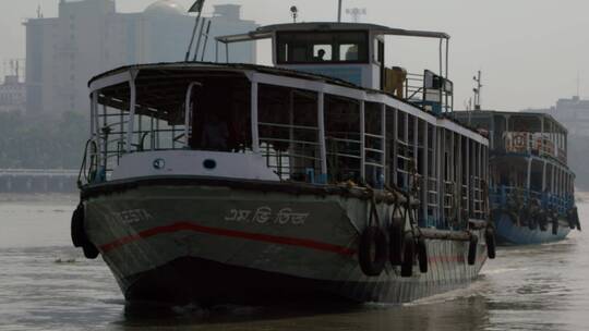 印度加尔各答市豪拉桥胡格利河乘船行驶3