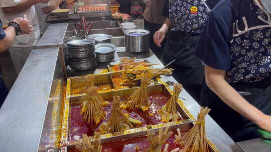 餐饮店窗口涮肚横移买饭的人