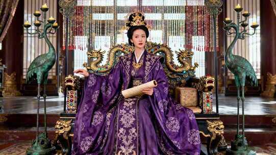 古装女子坐于华丽座椅持卷