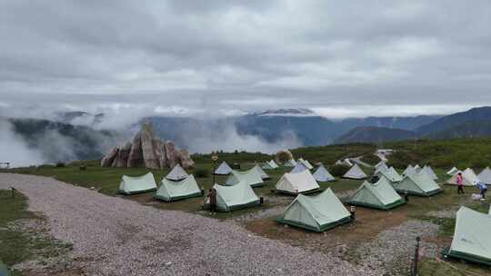 户外露营地帐篷房屋全景