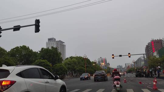 疫情城市街道马路汽车交通人流