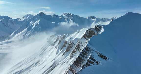 美丽雪山的鸟瞰图