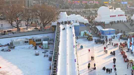 哈尔滨冰雪嘉年华松花江上冰雪滑梯航拍