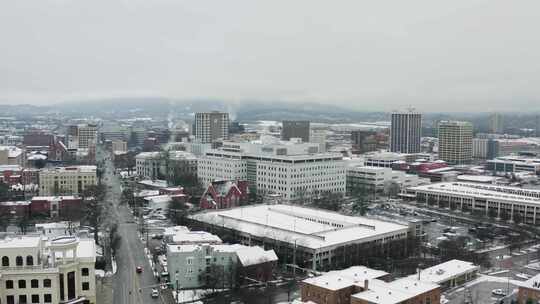 航拍显示白雪覆盖的城市