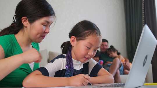 学校女孩需要帮助学习学习计算机教育和妈妈