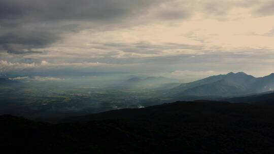 从高山上俯瞰云雾缭绕的全景