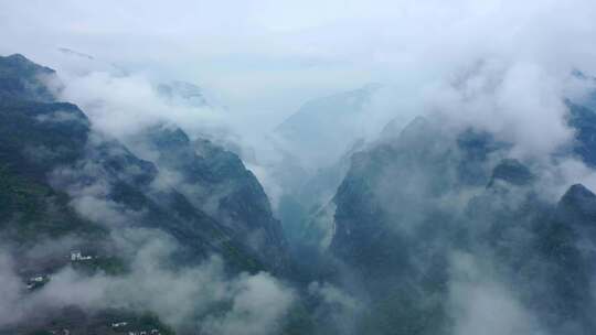 重庆巫溪兰英大峡谷令牌石公路云雾缭绕穿云