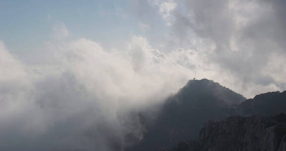 泰山山顶游客观看日出太阳升起