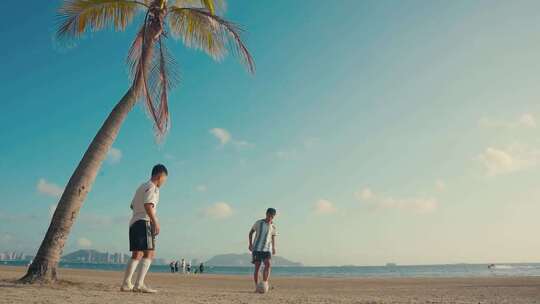 在海边沙滩上踢足球