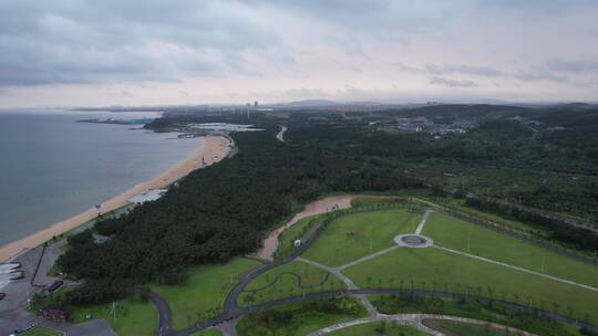 航拍阴雨天清晨的威海经区东浦湾海水浴场